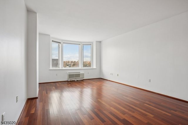 3110 City Pl, Edgewater Boro, NJ 07020
