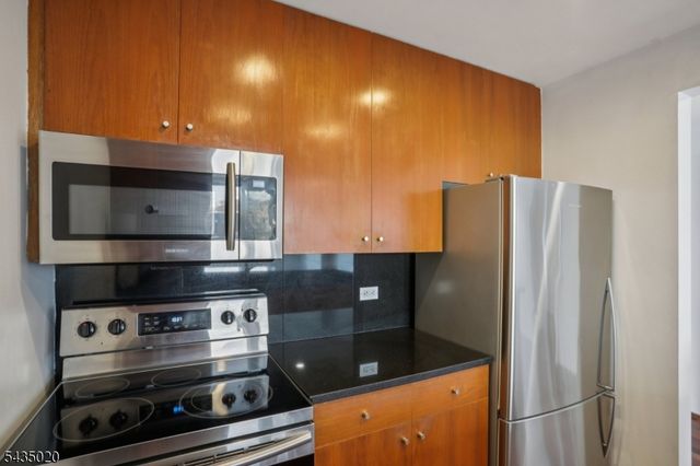 3110 City Pl, Edgewater Boro, NJ 07020