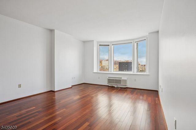 3110 City Pl, Edgewater Boro, NJ 07020