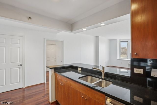 3110 City Pl, Edgewater Boro, NJ 07020