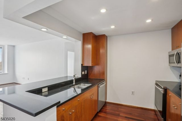 3110 City Pl, Edgewater Boro, NJ 07020