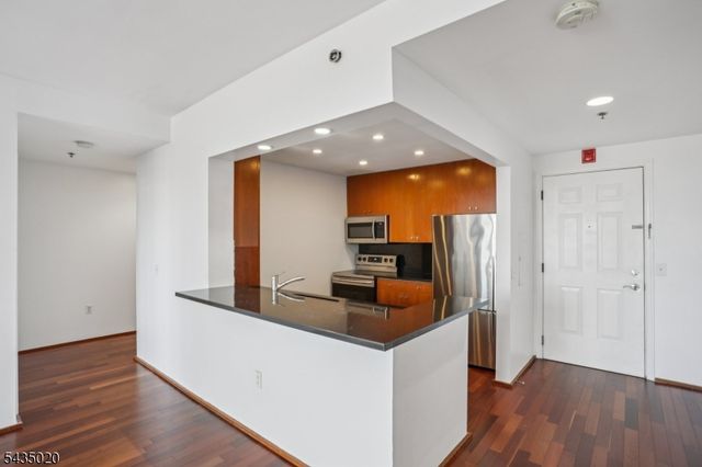 3110 City Pl, Edgewater Boro, NJ 07020