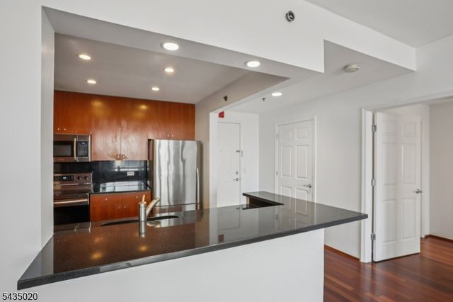3110 City Pl, Edgewater Boro, NJ 07020