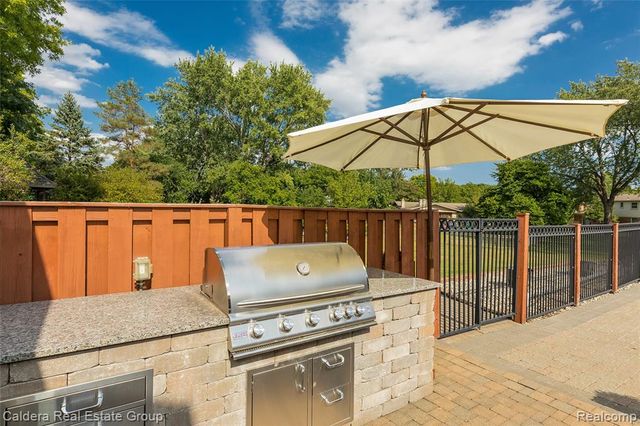 943 Huntsford Court, Troy, MI 48084