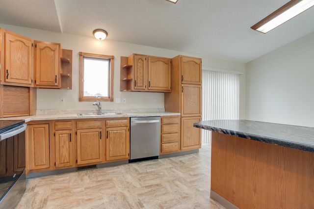 560 41st Avenue S, Moorhead, MN 56560