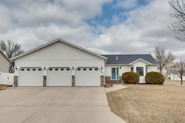 560 41st Avenue S, Moorhead, MN 56560