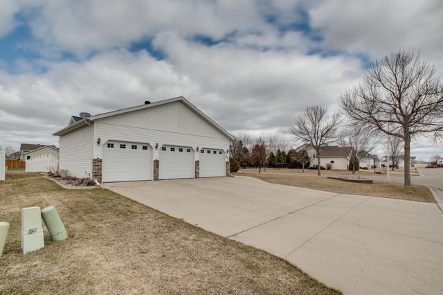 560 41st Avenue S, Moorhead, MN 56560