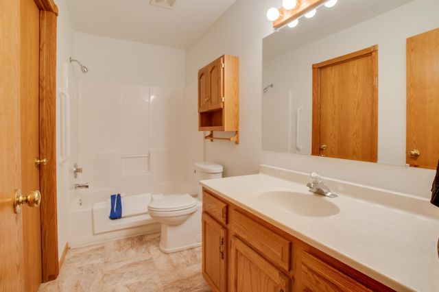 560 41st Avenue S, Moorhead, MN 56560