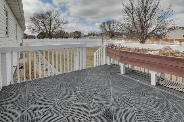 560 41st Avenue S, Moorhead, MN 56560