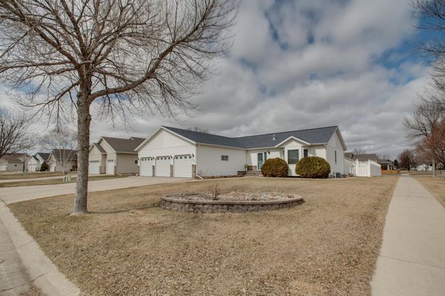 560 41st Avenue S, Moorhead, MN 56560