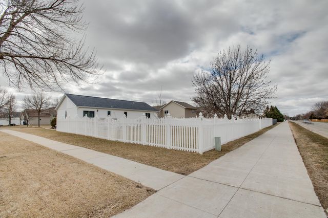 560 41st Avenue S, Moorhead, MN 56560