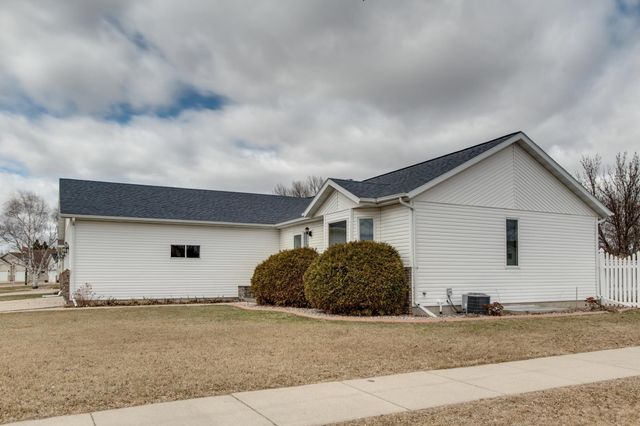 560 41st Avenue S, Moorhead, MN 56560