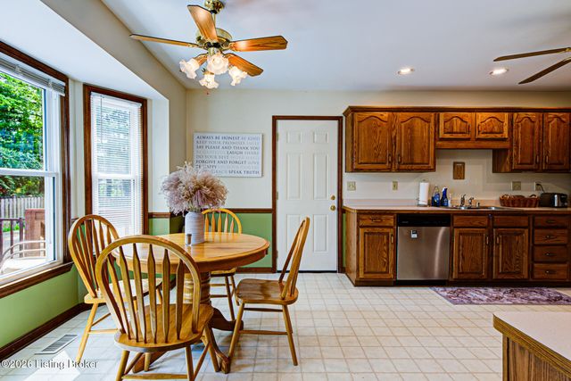 9804 Colonnades Pl, Jeffersontown, KY 40299