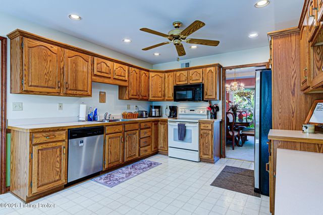 9804 Colonnades Pl, Jeffersontown, KY 40299