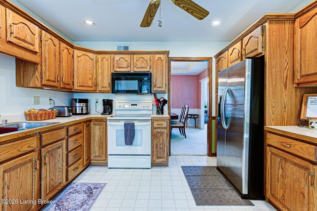 9804 Colonnades Pl, Jeffersontown, KY 40299