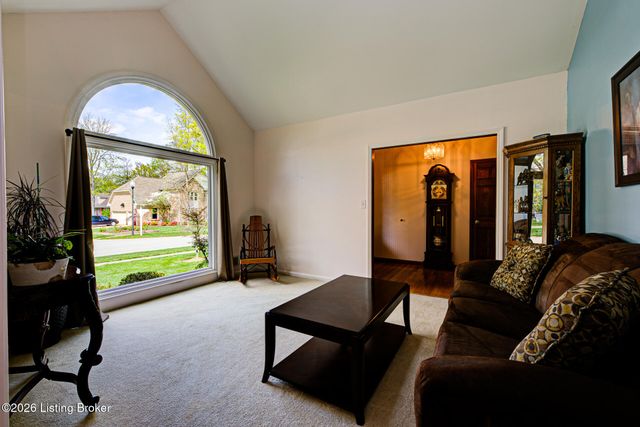 9804 Colonnades Pl, Jeffersontown, KY 40299