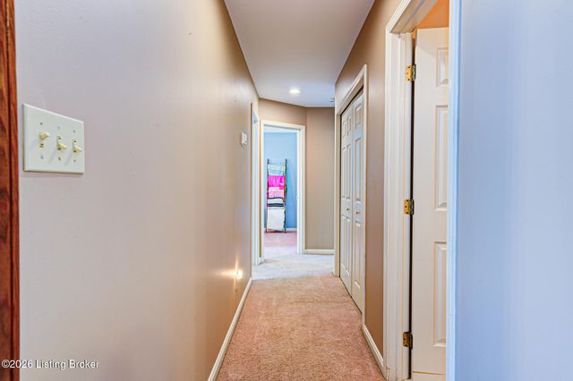 9804 Colonnades Pl, Jeffersontown, KY 40299