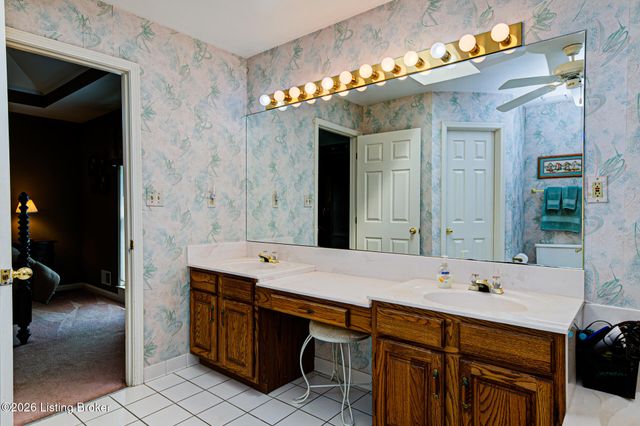 9804 Colonnades Pl, Jeffersontown, KY 40299