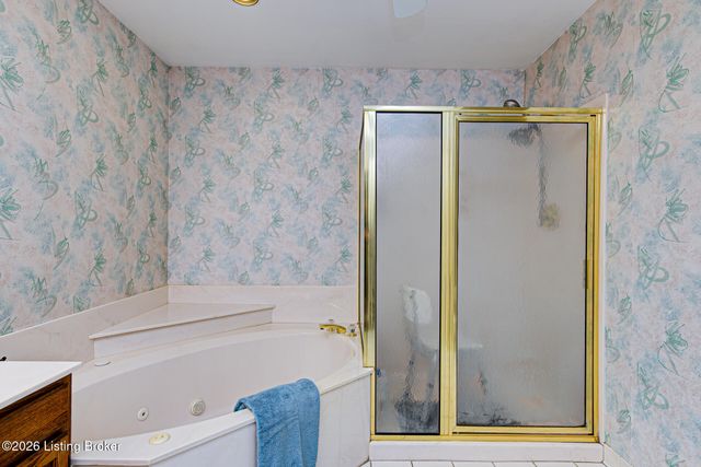 9804 Colonnades Pl, Jeffersontown, KY 40299