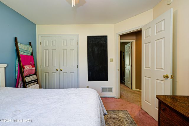 9804 Colonnades Pl, Jeffersontown, KY 40299