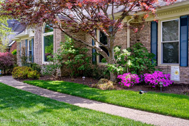9804 Colonnades Pl, Jeffersontown, KY 40299