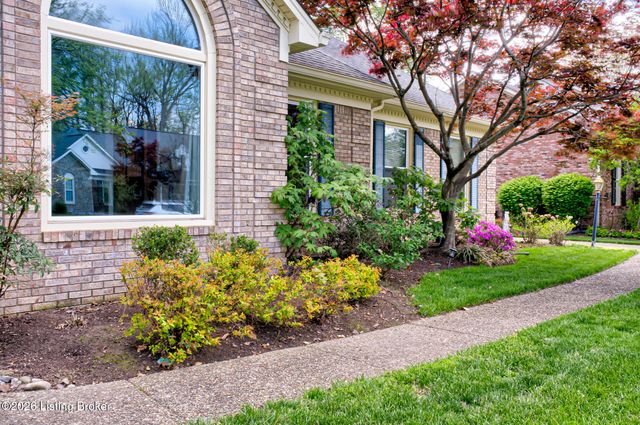9804 Colonnades Pl, Jeffersontown, KY 40299