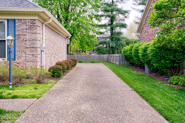 9804 Colonnades Pl, Jeffersontown, KY 40299