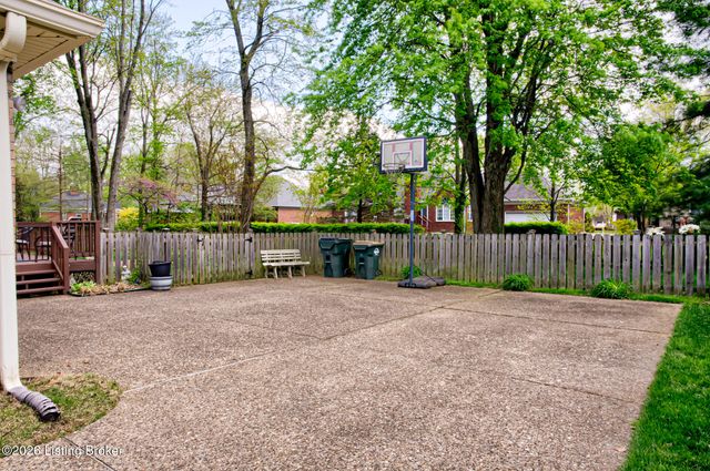 9804 Colonnades Pl, Jeffersontown, KY 40299