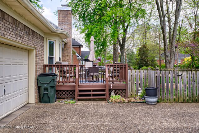 9804 Colonnades Pl, Jeffersontown, KY 40299