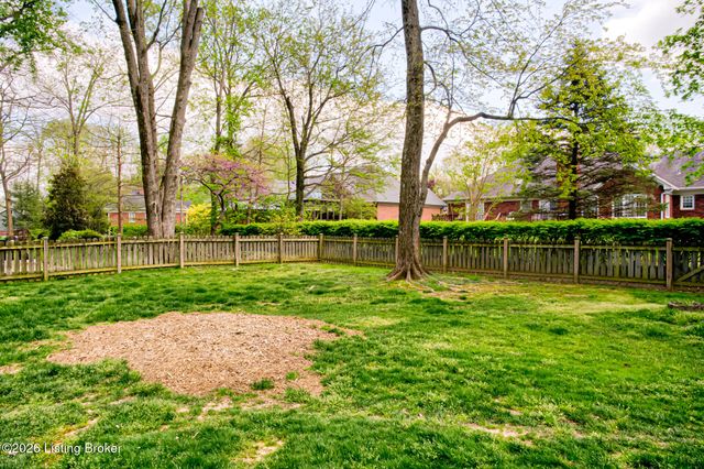9804 Colonnades Pl, Jeffersontown, KY 40299