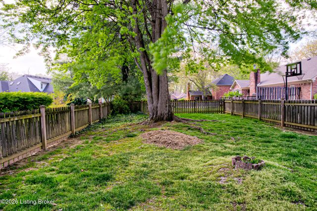 9804 Colonnades Pl, Jeffersontown, KY 40299