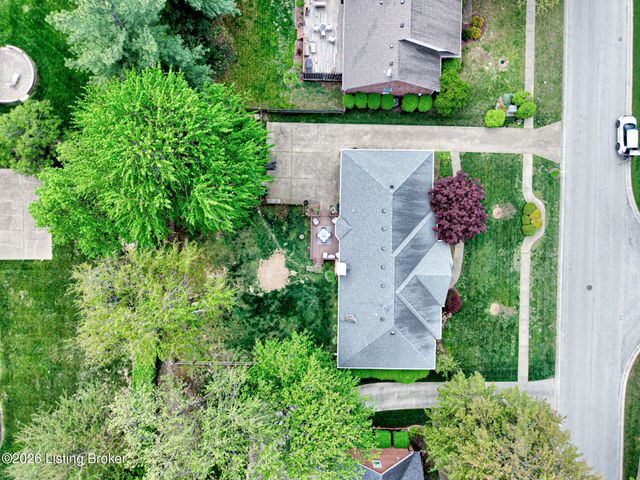 9804 Colonnades Pl, Jeffersontown, KY 40299