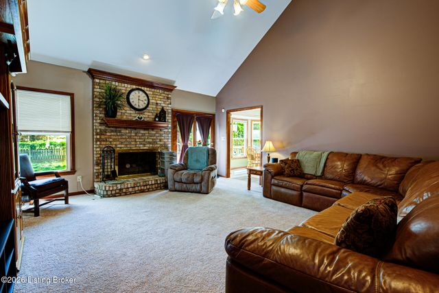 9804 Colonnades Pl, Jeffersontown, KY 40299