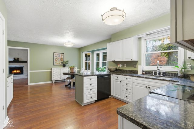 1113 Foxglove Court, Zionsville, IN 46077