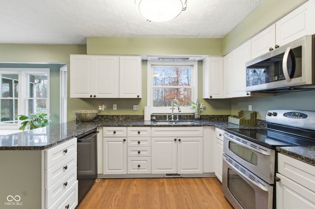 1113 Foxglove Court, Zionsville, IN 46077