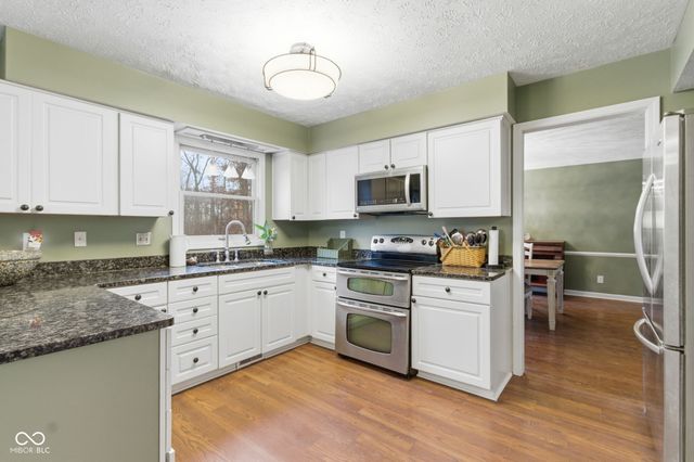 1113 Foxglove Court, Zionsville, IN 46077