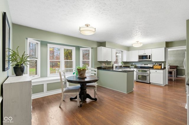 1113 Foxglove Court, Zionsville, IN 46077