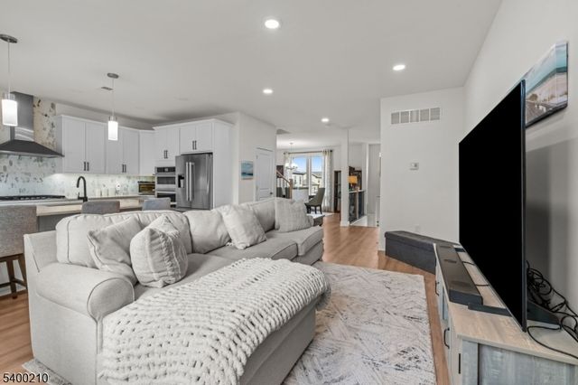 87 E Hartwick Dr, Montgomery Twp., NJ 08558