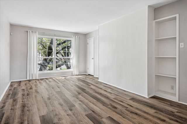 5226 Fleetwood Oaks Avenue 214, Dallas, TX 75235