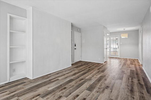 5226 Fleetwood Oaks Avenue 214, Dallas, TX 75235