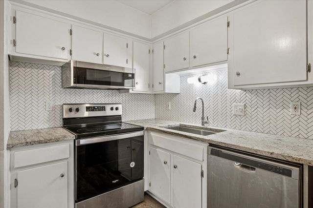 5226 Fleetwood Oaks Avenue 214, Dallas, TX 75235