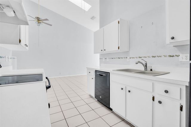 682 GREEN VALLEY RD ROAD Apt C-3, Palm Harbor, FL 34683