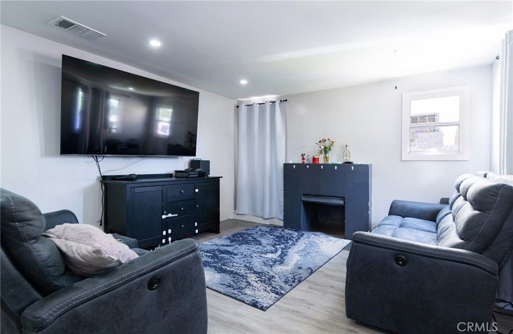 Image 10 of property listing at 1455 W 60th Street, Los Angeles, CA 90047