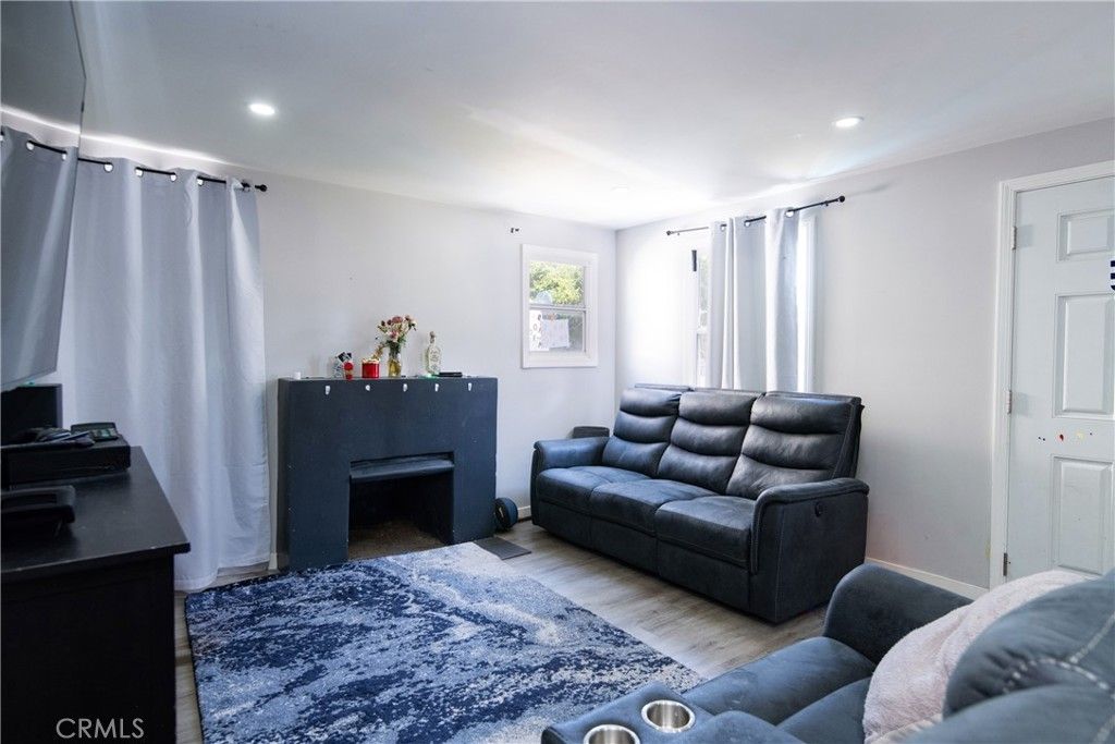 Image 11 of property listing at 1455 W 60th Street, Los Angeles, CA 90047