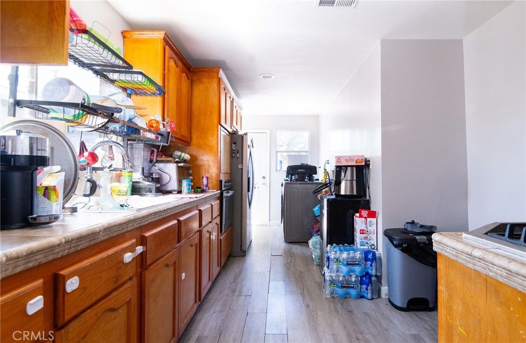 Image 17 of property listing at 1455 W 60th Street, Los Angeles, CA 90047