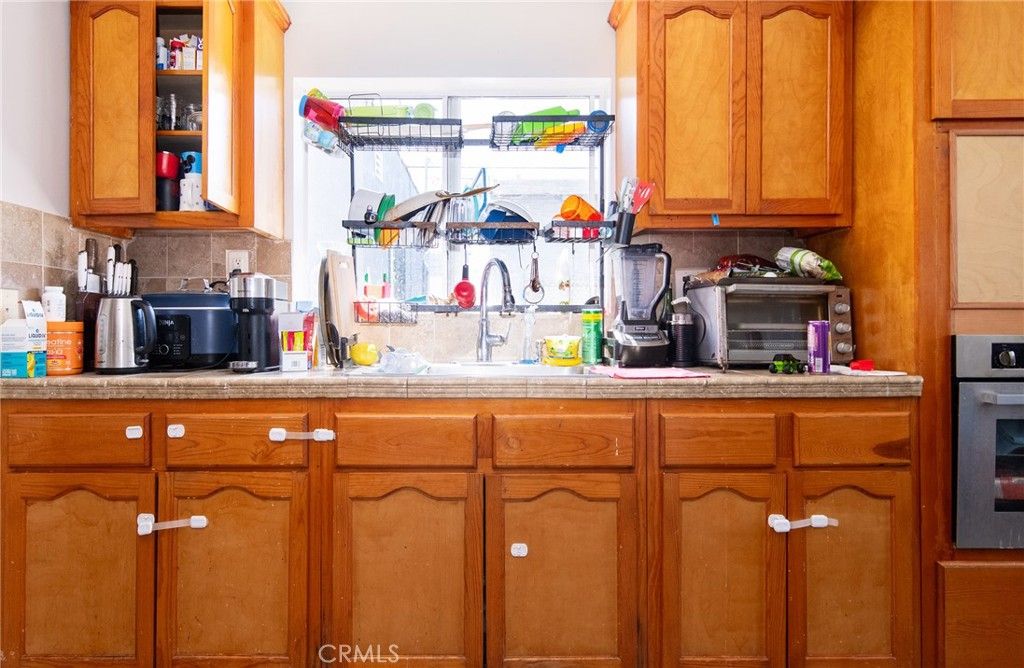 Image 18 of property listing at 1455 W 60th Street, Los Angeles, CA 90047