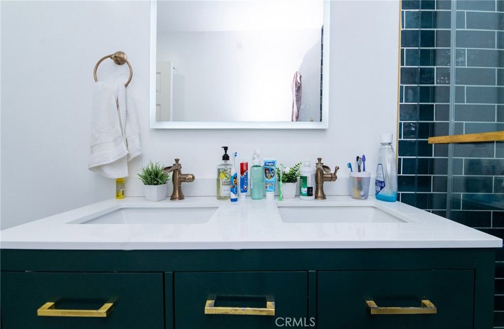 Image 19 of property listing at 1455 W 60th Street, Los Angeles, CA 90047