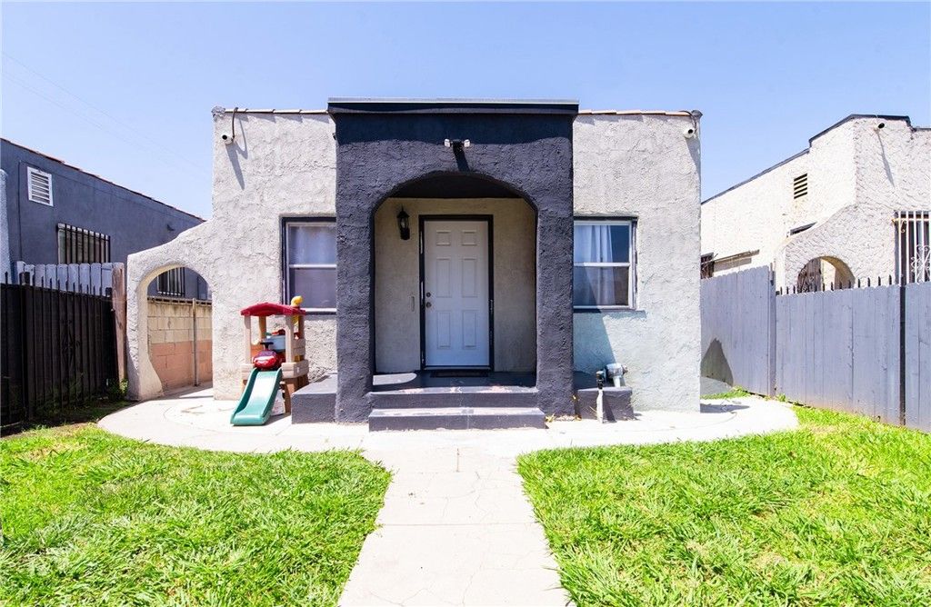 Image 2 of property listing at 1455 W 60th Street, Los Angeles, CA 90047