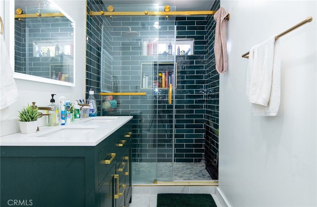 Image 20 of property listing at 1455 W 60th Street, Los Angeles, CA 90047