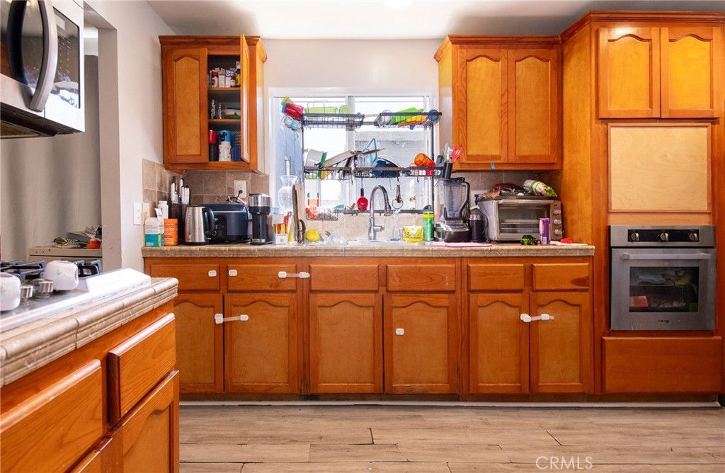 Image 24 of property listing at 1455 W 60th Street, Los Angeles, CA 90047